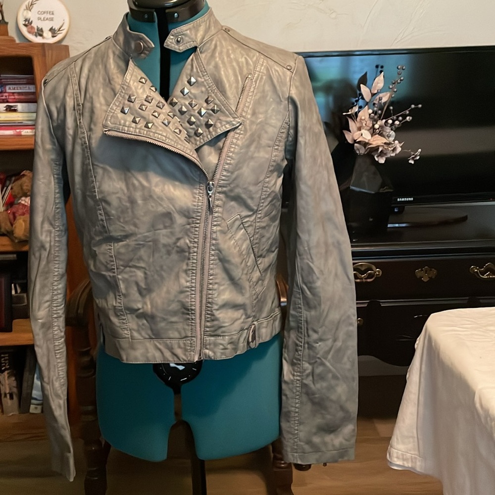 Bernardo Collection women’s faux leather jacket, size M, gray.
